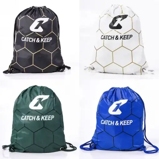 Torwartbekleidung von Catch and Keep - Turnbeutel in schwarzm weiss, grün und blau für deine Torwarthandschuhe