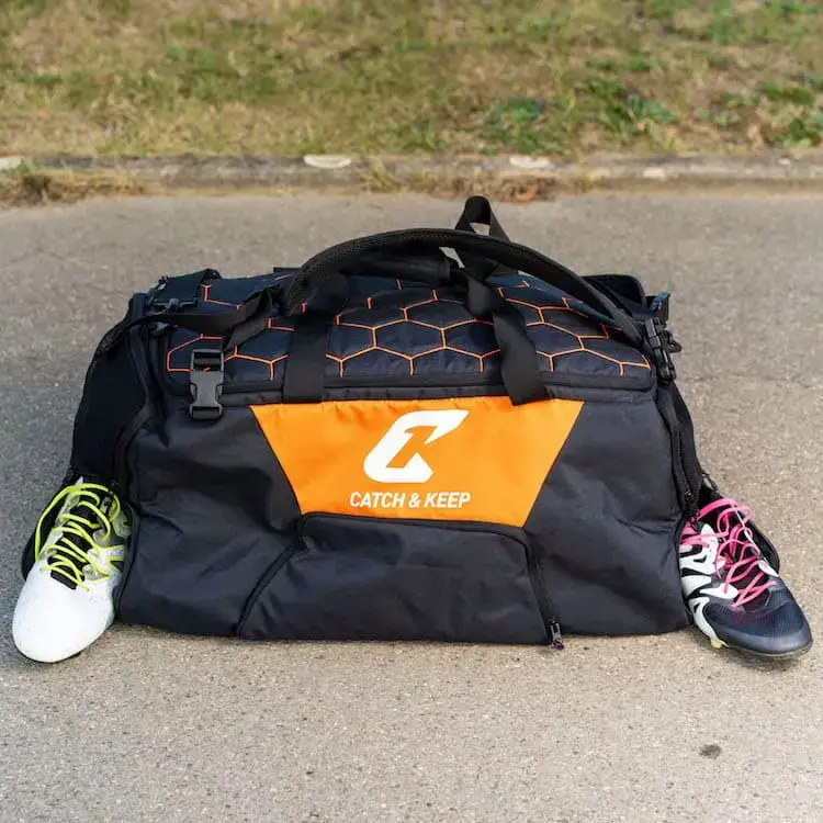 Catch and Keep Store and Kick Bundle: Mit unserer grossen Sporttasche hast du immer all deine Torwarthandschuhe dabei! - Bundle mit Spielball!