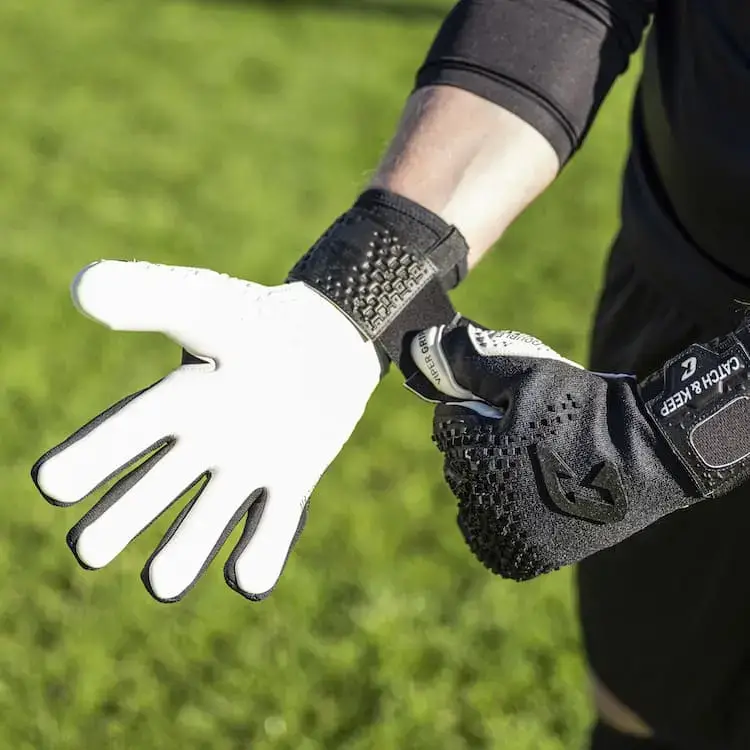 Torwarthandschuhe Schwarz von Catch & Keep: Entdecke unseren Force Pro Royal Dark!