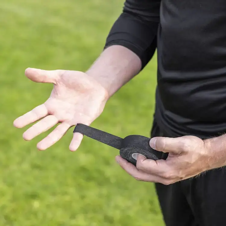 Unser schwarzes Fingertape für den Torwart: So tapst du deinen kleinen Finger.