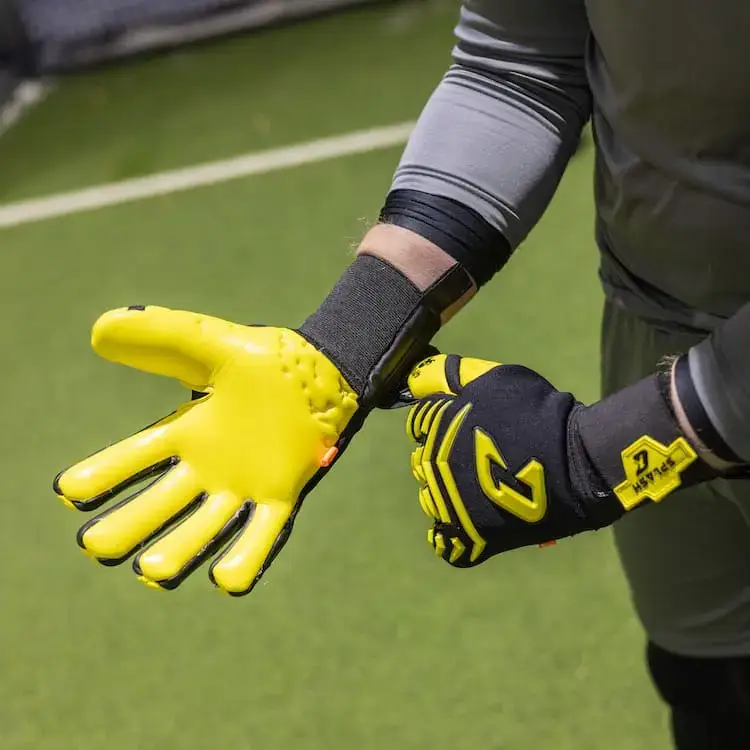 Torwarthandschuhe in Gelb von Catch and Keep: Der Splash Storm Limited mit Ultra Grip!