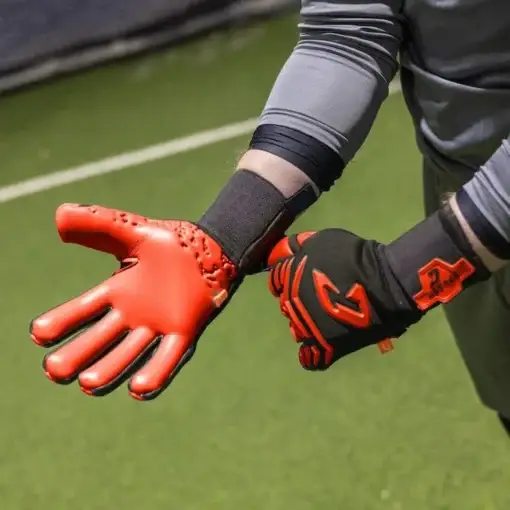 Rote Torwarthandschuhe von Catch and Keep: Der Splash Heat mit ultimativem Grip! - Jetzt online kaufen!