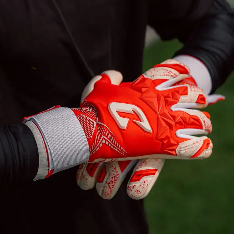 Torwarthandschuhe in Rot von Catch and Keep: Der Pulse X Red mit ultimativem Grip!