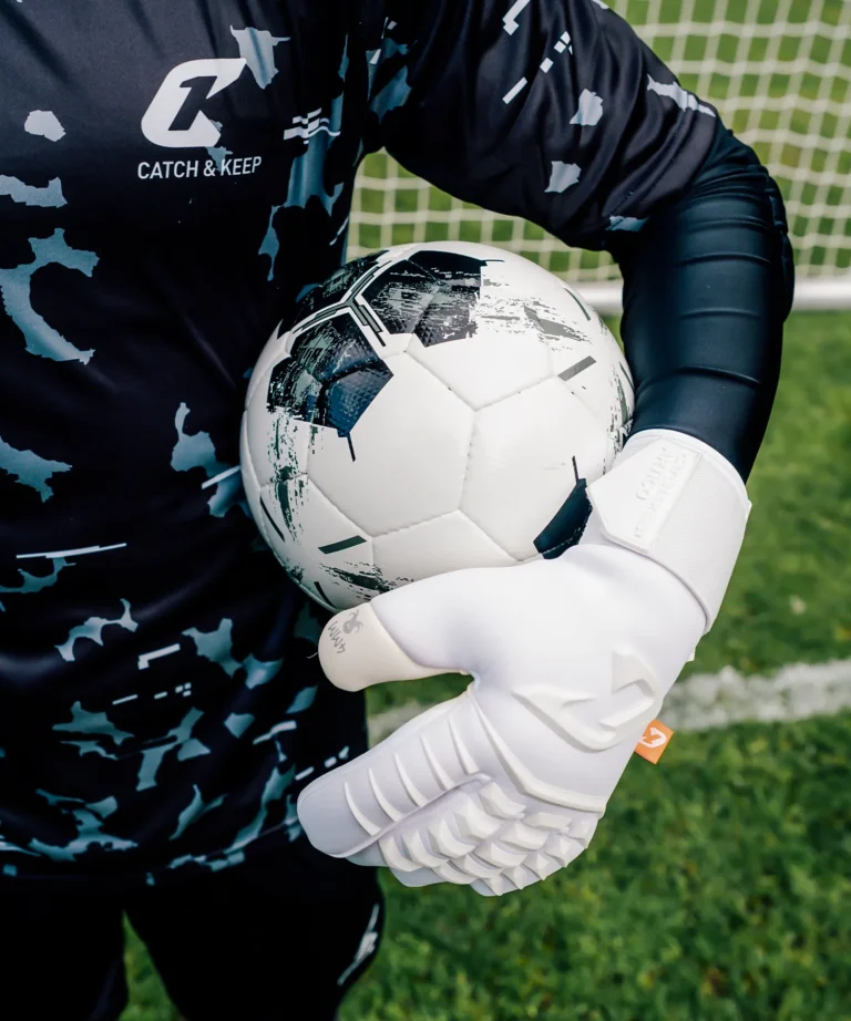 artico-catch-and-keep-torwarthandschuh-weiss-holding