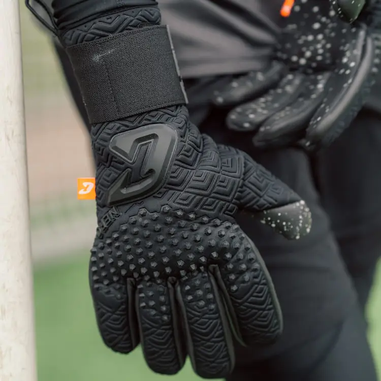 Nero XTech Catch and Keep Torwarthandschuhe Kunstrasen