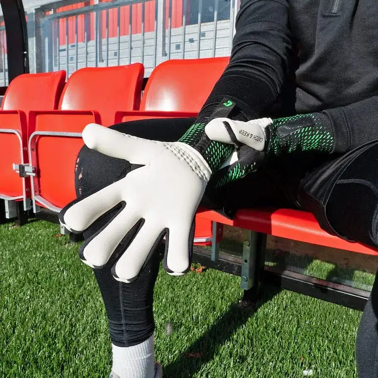 Torwarthandschuhe Grün und Weiß für Herren: Der brandneue Revolution Green von Catch and Keep - Perfekter Grip!