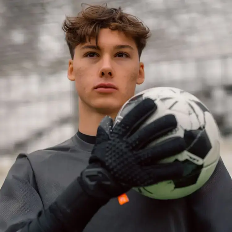 Torwarthandschuhe Kunstrasen in Schwarz für Herren: Der neue Nero Xtech von Catch and Keep