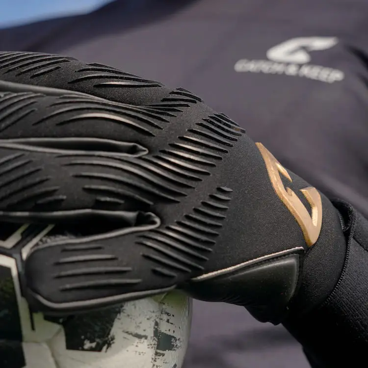 Invictus Black Gold Catch and Keep Torwarthandschuhe für Torhüter
