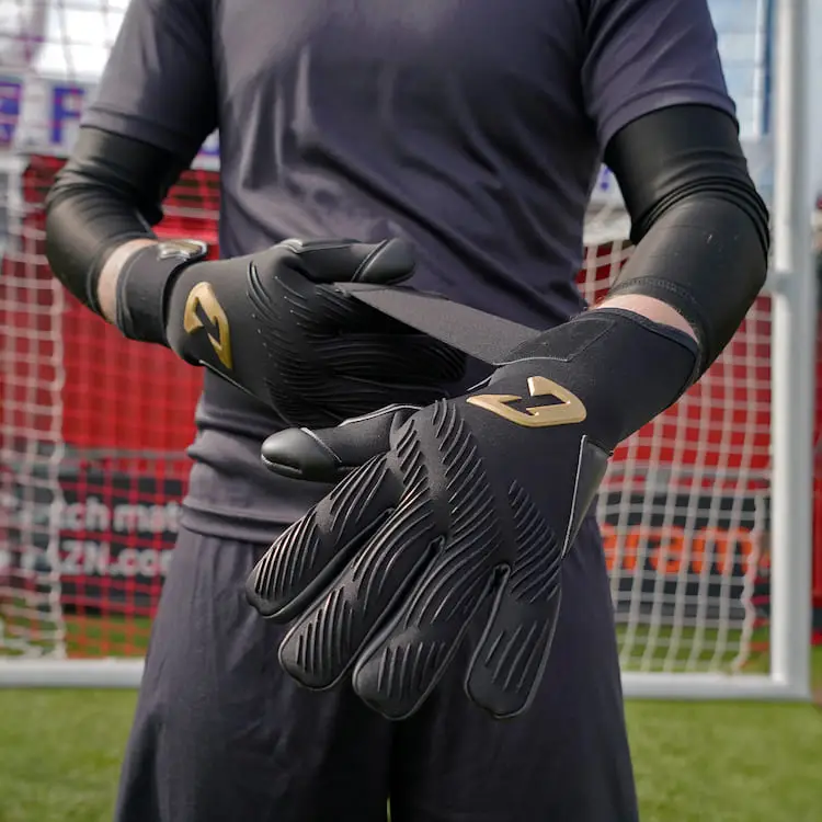Invictus Black Gold Catch and Keep Torwarthandschuhe schwarz gold