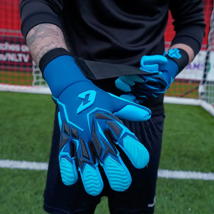 Blaue Torwarthandschuhe bei Nässe - der neue Vivor Rainy Blue von Catch and Keep