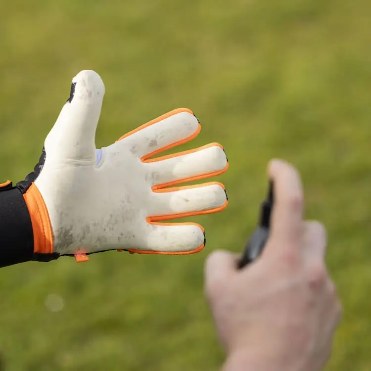 Grip-Glu-fuer-Torwarthandschuhe-Catch-Keep-1