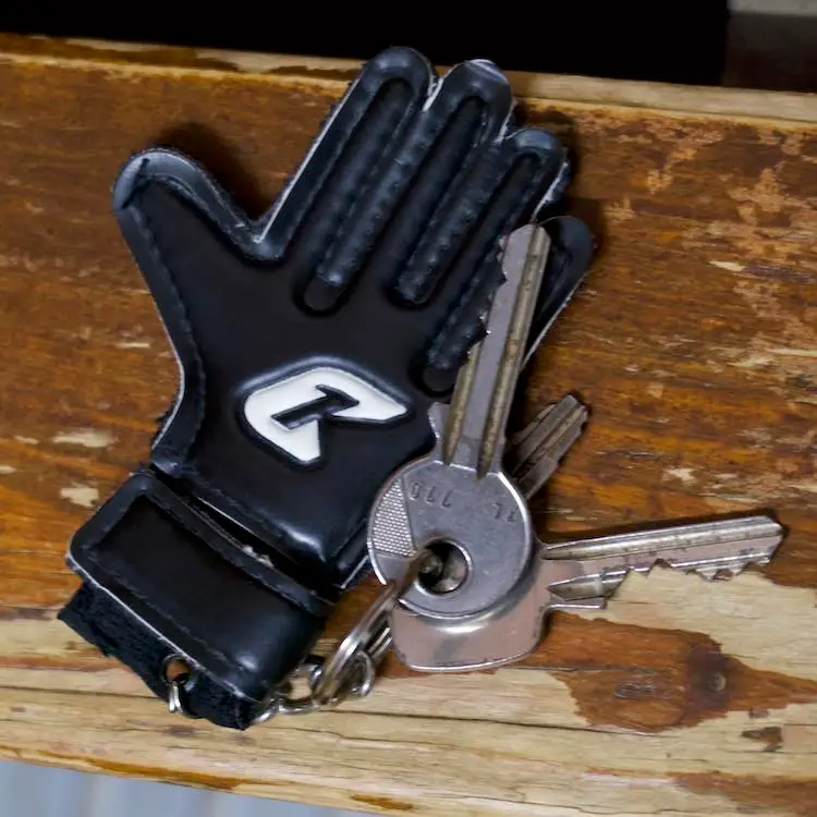 Schluesselanhaenger-schwarzer-Handschuh-Catch-and-Keep-Torwart