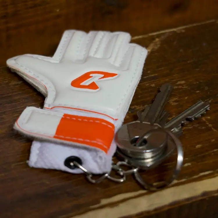 Schluesselanhaenger-weisser-Handschuh-Catch-and-Keep-Torwart