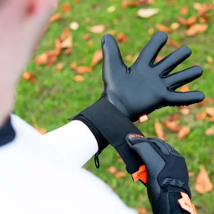 Torwarthandschuhe_Fly_Dark_Soul_Bild_2_Innenhand_Torwarthandschuhe-2