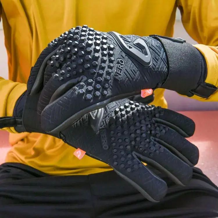 torwarthandschuhe-schwarz-nero-deep-dark-catch-and-keep.webp